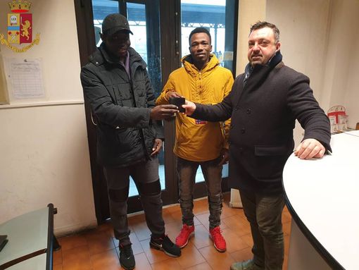 Due giovani trovano portafoglio con 190 euro e lo portano alla Polizia
