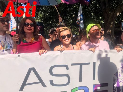 Vittoria Briccarello durante il Pride, al centro, tra Luxuria e Camilli Vittoria Briccarello durante il Pride, al centro, tra Luxuria e Camilli