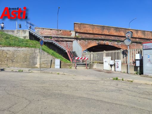 Percorso a ostacoli per i pedoni che da corso Savona vanno verso la stazione. Ancora chiuso l'attraversamento da strada dello Scalo