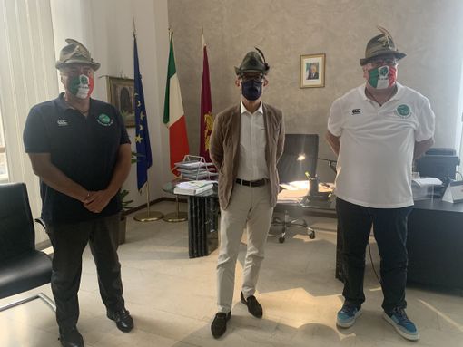Al centro della foto il questore Sebastiano Salvo ritratto con il presidente della Sezione Ana di Asti Fabrizio Pighin (a sinistra) e il vice presidente Vicario Vicenzo Calvo (a destra) Al centro della foto il questore Sebastiano Salvo ritratto con il presidente della Sezione Ana di Asti Fabrizio Pighin (a sinistra) e il vice presidente Vicario Vicenzo Calvo (a destra)