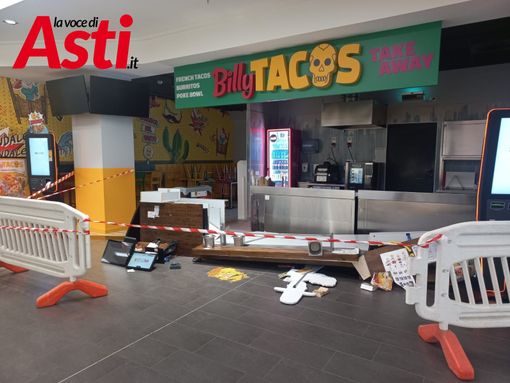 Il ristorante dopo il danneggiamento avvenuto la notte scorsa