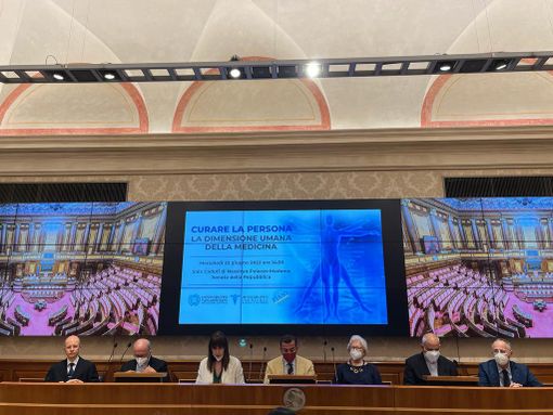 Dimensione umana e relazione con il paziente, a Palazzo Madama presentato il volume 'Curare la persona. La dimensione umana della medicina' Dimensione umana e relazione con il paziente, a Palazzo Madama presentato il volume 'Curare la persona. La dimensione umana della medicina'