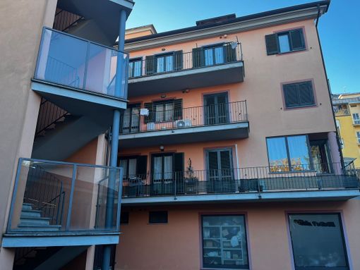 Il palazzo in cui, in un appartamento al secondo piano, si è verificato l'omicidio Il palazzo in cui, in un appartamento al secondo piano, si è verificato l'omicidio