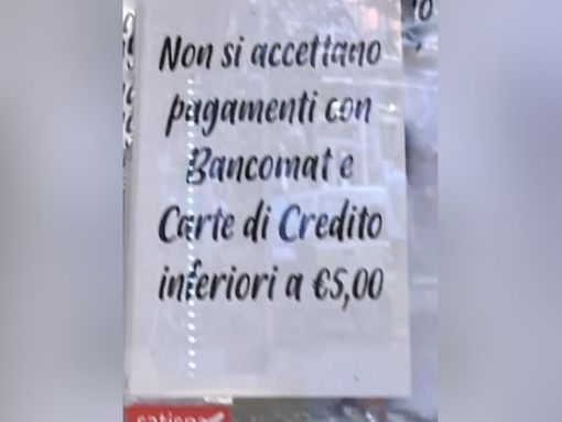 Il cartello che accompagna il post (foto da Facebook)