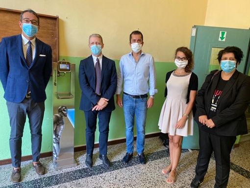 La consegna all'istituto Comprensivo La consegna all'istituto Comprensivo
