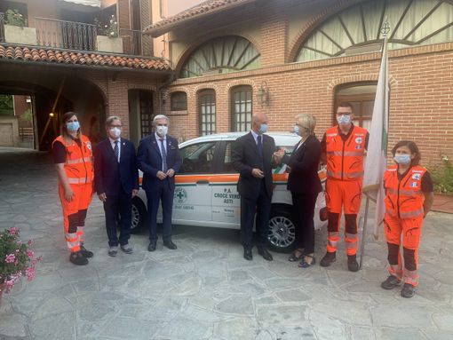 Il Rotary Club dona un'auto ibrida alla croce verde di Asti