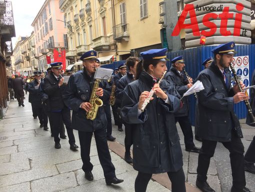 Asti commossa apre le porte al 25 aprile, ricordando chi è morto per resistere (FOTO E VIDEO)