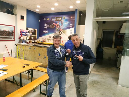 Cambio della guardia al Moto club Alfieri (da sinistra Roberto Galati e Giorgio Bandoli)