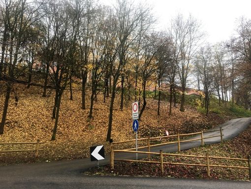 L'area sotto le scuole che il Comune intende consolidare contro le frane