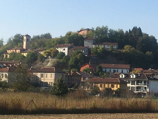 Il castello e il versante collinare su cui si interverrà a protezione dell'abitato