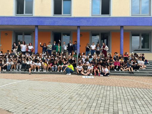 Il gruppo di studenti con autorità rotariane e locali Il gruppo di studenti con autorità rotariane e locali