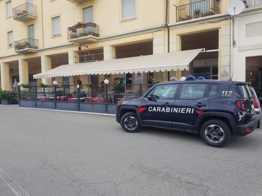 A Moncalvo 5 giovani durante una rissa si tirano anche le sedie del bar. Denunciati dai carabinieri