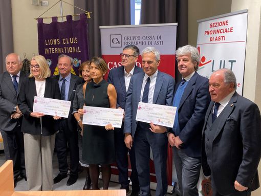 La consegna degli assegni