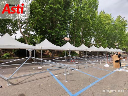 Piazza del Palio in allestimento per il Raduno dei Paracadutisti Piazza del Palio in allestimento per il Raduno dei Paracadutisti