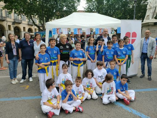 Nella foto il gazebo della Fondazione, in piazza Alfieri, in occasione della Giornata nazionale dello Sport, con Neri Baglione, il sindaco Rasero, gli assessori, i volontari della Fondazione e un gruppo giovani sportivi Nella foto il gazebo della Fondazione, in piazza Alfieri, in occasione della Giornata nazionale dello Sport, con Neri Baglione, il sindaco Rasero, gli assessori, i volontari della Fondazione e un gruppo giovani sportivi