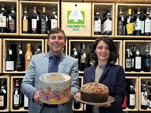 Diego Furia e Monica Monticone con il panettore "firmato" dall'artista astigiano Diego Furia e Monica Monticone con il panettore "firmato" dall'artista astigiano