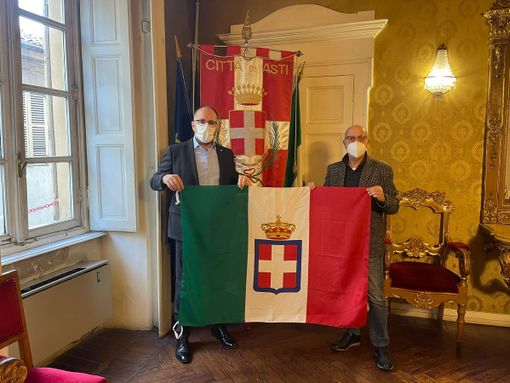 Maurizio Rasero e Gianfranco Imerito con la replica del Tricolore Sabaudo di inizio Novecento