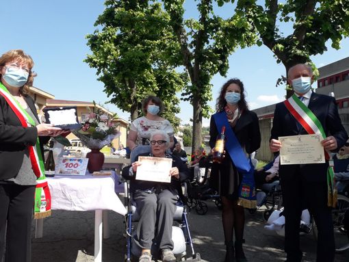 Catterina Bocchino, neo centenaria canellese, con gli amministratori locali