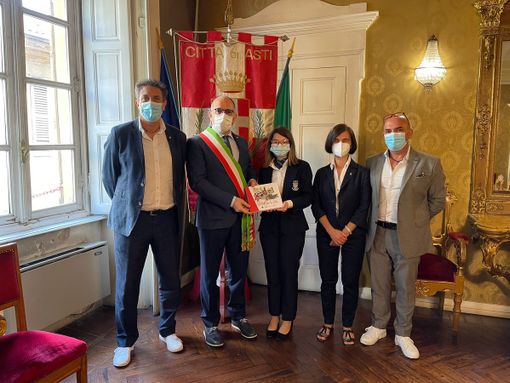 Il momento della consegna del libro “Insieme per la città” da parte del sindaco