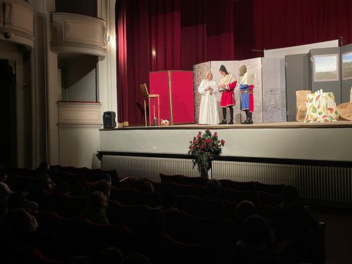 Nelle immagini (questa e quella a fine articolo) due momenti dello spettacolo nicese