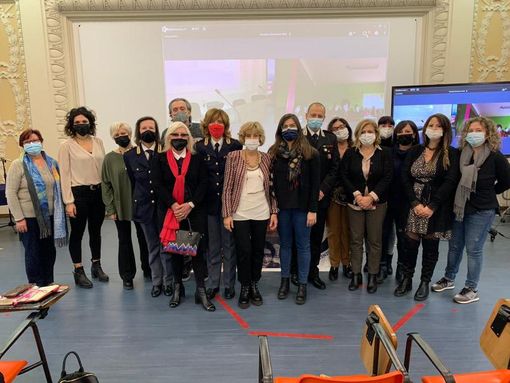 "Parole e immagini contro la violenza" ieri al centro di una mattinata dedicata alle scuole superiori di Asti "Parole e immagini contro la violenza" ieri al centro di una mattinata dedicata alle scuole superiori di Asti