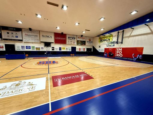 Asti: risistemato il parquet del PalaBosca. È stato levigato, lucidato e colorato Asti: risistemato il parquet del PalaBosca. È stato levigato, lucidato e colorato