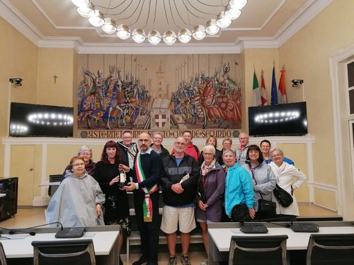 Il sindaco Rasero con il gruppo di turisti canadesi Il sindaco Rasero con il gruppo di turisti canadesi