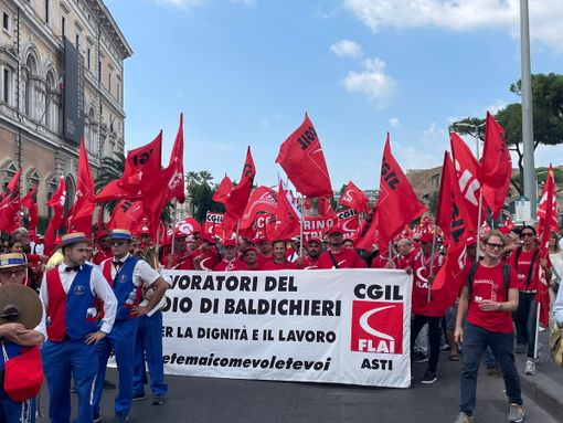 Anche la Cgil di Asti a &quot; La via maestra&quot;. Landini: &quot;La ricchezza del Paese è il lavoro e non la finanza&quot; [FOTO]