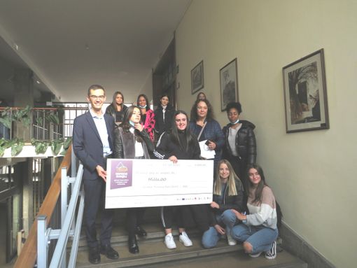 Il presidente Lanfranco con alcuni ragazzi e ragazze delle classi vincitrici