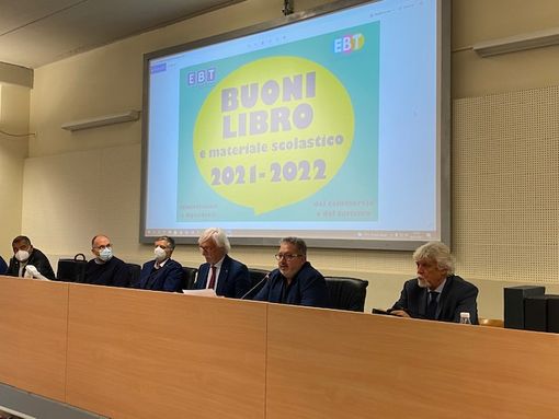 Un immagine della consegna dei "buoni libro"