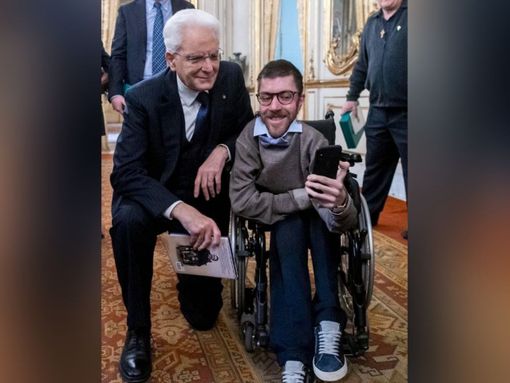 Iacopo Melio con il presidente della Repubblica Sergio Mattarella (immagine tratta dal profilo X di Mello) Iacopo Melio con il presidente della Repubblica Sergio Mattarella (immagine tratta dal profilo X di Mello)
