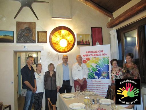 Cena ‘di compleanno’ per l’associazione di volontariato “Mani colorate” Cena ‘di compleanno’ per l’associazione di volontariato “Mani colorate”