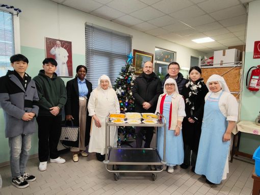 Le specialità cinesi arrivano sulle tavole della mensa sociale di corso Genova