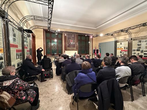 I pendolari Asti - Alba chiedono treni più puntuali e puliti. "Sulla tratta non c'è campo per i cellulari"