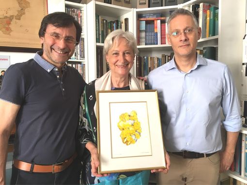 Una delle preziose stampe nelle mani di Clara Pagano insieme al nipote Roberto e a Massimo Umberto Tomalino Una delle preziose stampe nelle mani di Clara Pagano insieme al nipote Roberto e a Massimo Umberto Tomalino