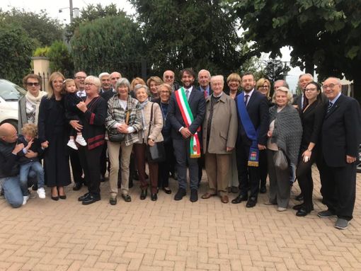 Il centenario Luigi Frola al centro delle autorità e i parenti