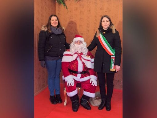 Anna Macchia (a destra), sindaco di Villafranca, e la sua vice Anna Rabino in posa con Babbo Natale