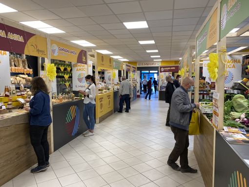Due immagini del Mercato Contadino di Campagna Amica Coldiretti
