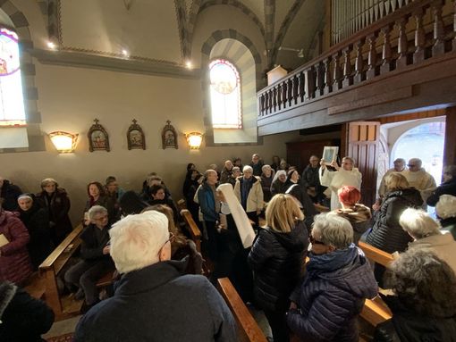 La novizia (velo bianco) che entra in Chiesa per la Professione monastica