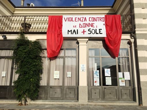 Il lenzuolo appeso al balcone della Biblioteca di Calamandrana durante l'esposizione di &quot;Non crederci!&quot;