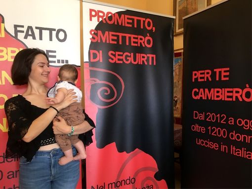 Il più piccolo visitatore della mostra ritratto insieme alla sua mamma