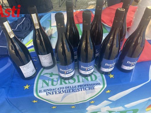 Dal NurSind di Asti l'augurio agli iscritti con la bottiglia delle feste 2021 per brindare alla salute degli astigiani [VIDEO]