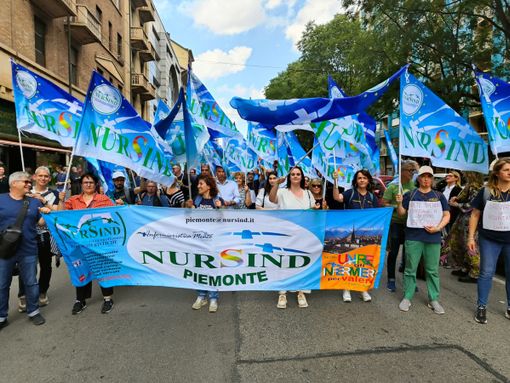 In migliaia alla &quot;marcia&quot; per denunciare la politica sanitaria del Piemonte: in piazza medici, infermieri e professionisti della Salute [GALLERIA FOTOGRAFICA e VIDEO]