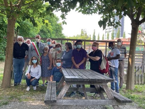 Visita dell’Amministrazione comunale agli orti urbani di via Atleti Azzurri Visita dell’Amministrazione comunale agli orti urbani di via Atleti Azzurri