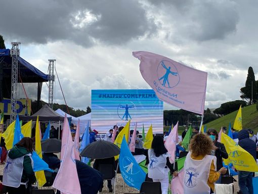 Anche una delegazione di infermieri astigiani al Circo Massimo a chiedere rispetto per la professione Anche una delegazione di infermieri astigiani al Circo Massimo a chiedere rispetto per la professione
