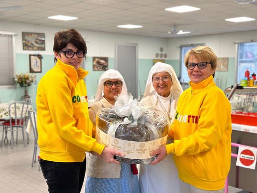 Coldiretti Asti ha donato un 'maxi panettone' alla Mensa Sociale Coldiretti Asti ha donato un 'maxi panettone' alla Mensa Sociale