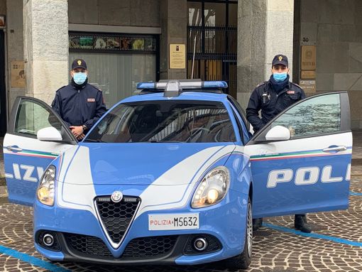 Pattuglia della Squadra Volante di fronte alla Provincia di Asti Pattuglia della Squadra Volante di fronte alla Provincia di Asti