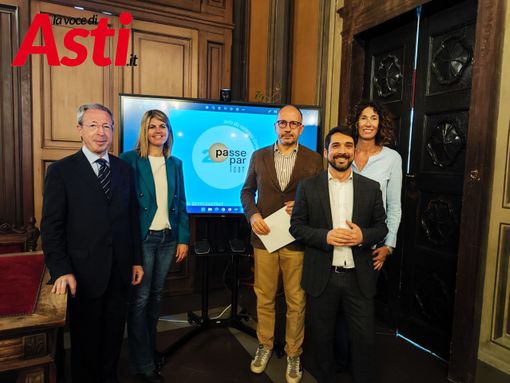 Nell'immagine, da sinistra a destra: il direttore scientifico del Festival Alberto Sinigaglia, la direttrice della Biblioteca Astense Alessia Conti, il sindaco Rasero, l'assessore alla Cultura Paride Candelaresi e la presidente della Biblioteca Roberta Bellesini