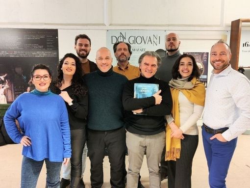 Foto di gruppo a margine delle prove del “Don Giovanni”. Sono ritratti, tra gli altri, il maestro concertatore e direttore Stefano Giaroli (con lo spartito), il regista Renato Buonajuto alla sua destra ed Enrico Iviglia (ultimo a destra) Foto di gruppo a margine delle prove del “Don Giovanni”. Sono ritratti, tra gli altri, il maestro concertatore e direttore Stefano Giaroli (con lo spartito), il regista Renato Buonajuto alla sua destra ed Enrico Iviglia (ultimo a destra)
