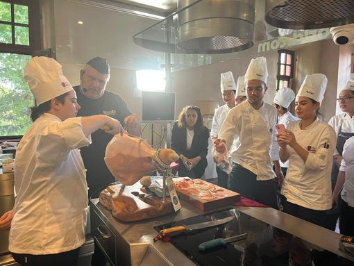 Il Prosciutto di Parma dop del Prosciuttificio San Giacomo sale in cattedra all’IFSE Culinary Institute di Piobesi Il Prosciutto di Parma dop del Prosciuttificio San Giacomo sale in cattedra all’IFSE Culinary Institute di Piobesi